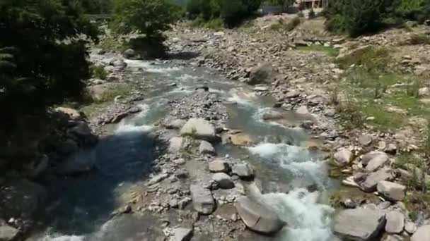 Красивий Краєвид Річкою Горах — стокове відео