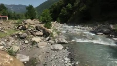 Nehir ve dağın güzel manzarası