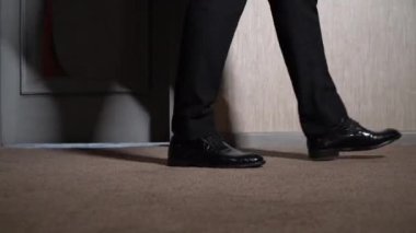 Takım elbiseli ve ayakkabılı adam.