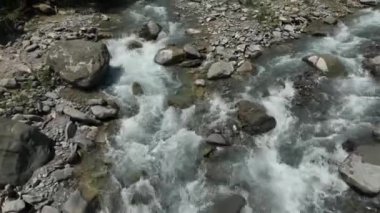 Dağdaki nehir, doğa arkaplanı