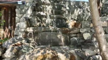 Dekoratif bir şelaleye yakın. 