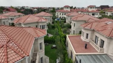 Şehirde modern bir ev.