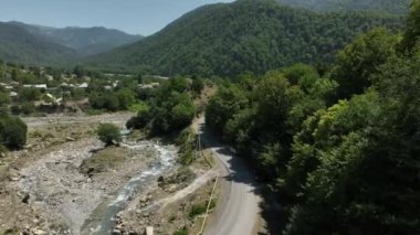 Dağlardaki nehrin güzel manzarası.
