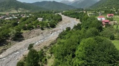 Köydeki dağ nehrinin havadan görünüşü. Yaz manzarası.