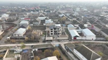 Köydeki eski evlerin şehir manzarası.