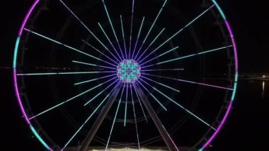 Geceleyin dönme dolap