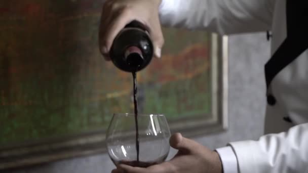 Laki Laki Sommelier Menuangkan Anggur Wineglass — Stok Video
