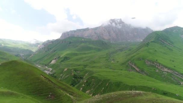 Καταπράσινη Κοιλάδα Στα Βουνά — Αρχείο Βίντεο