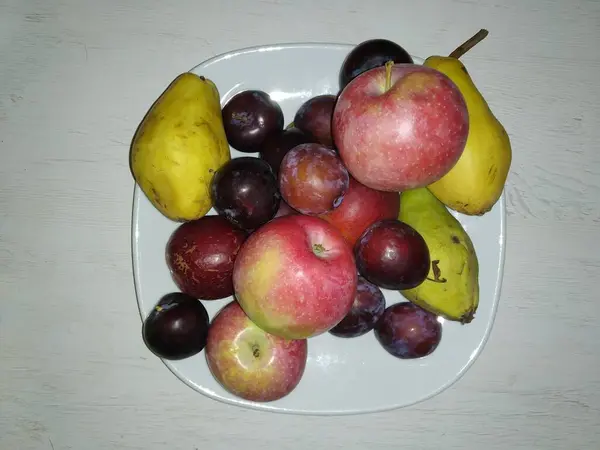 Tahta Bir Masada Beyaz Bir Tabakta Meyveler Üst Görünüm Stok Fotoğraf