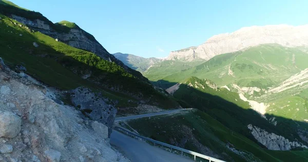 Alplerdeki Dağ Yolu Arabadan Panoramik Görüntü Stok Fotoğraf