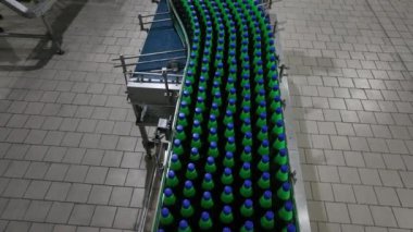 Fabrikada yeşil ve mavi su şişesi üretimi