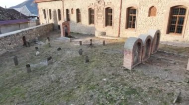 Şehirdeki terk edilmiş eski bina.