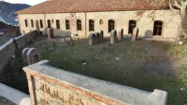 Şehirde terk edilmiş eski bir ev.