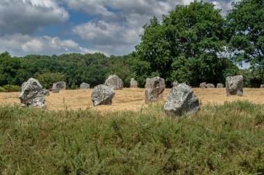 Brittany 'deki Carnac okyanustan birkaç adım uzakta, Megalitik tarih öncesi mimarinin en güzel yerlerinden bazılarının kalbinde.