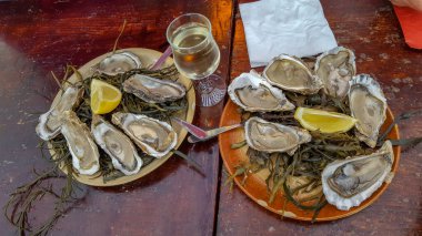 Limonlu istiridye ve Fransız sahilinde bir bardak şarap.