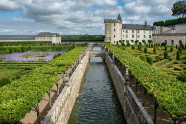 Muhteşem Villandry şatosu harika bahçeleri, bitkileri ve çiçekleri var.