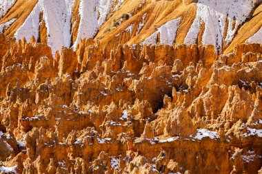 Güney Utah 'taki Bryce Canyon Ulusal Parkı kabadayılarının gün içinde portakal ve beyazları gösteren görüntülerini kapatın..