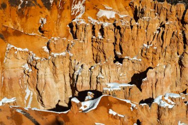 Bronzlaşmış tek renkli güzel sanatlar. Bryce Canyon Ulusal Parkı 'nın resmi. Kışın ortasında, yerde kar varken.