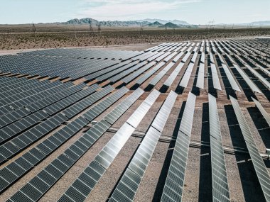 Güney Nevada çölünde yenilenebilir güneş enerjisi çiftliği kurak bir göl yatağında güneş ışınları ve fotovoltaik enerji toplayıp yakındaki Las Vegas ve çevresindeki diğer bölgelere daha modern ve çevresel olması için elektrik sağlayabilir.