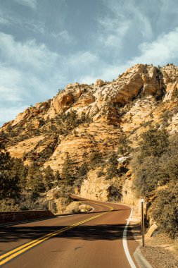 Zion Ulusal Parkı 'na giden yol. Güzel renklerle ve kopyalama alanı için mavi gökyüzüyle. Amerika 'nın güneybatı Amerika Birleşik Devletleri.