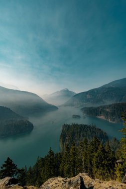 Kuzey Cascades Ulusal Parkı 'ndaki Diablo Gölü' nde yaz sonlarında çıkan yangınlardan çıkan duman bölgeyi görmeyi, nefes almayı ve tadını çıkarmayı zorlaştırıyor..