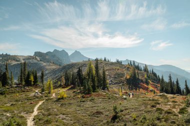 Yaşlı kadınlardan oluşan son sınıf bir grup dağ yürüyüşü için toplandı. Birlikte gezmek, eğlenmek, birbirlerine eşlik etmek onlar sağlıklarına, canlılıklarına ve emekliliklerinde genç kalmalarına devam ederken..
