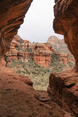 Genç yürüyüşçü Boynton Canyon Sedona Arizona 'daki Metro Mağarası' nda duruyor.