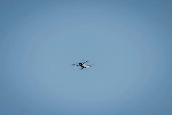 Drone Vliegen Lucht Tegen Een Blauwe Achtergrond Voor Kopieerruimte — Stockfoto