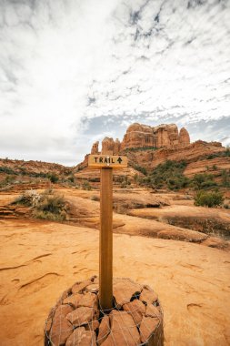 Sedona 'daki Katedral Kayası' ndaki patika yönünü gösteren iz işareti