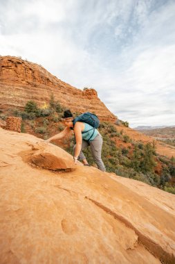 30 'lu yaşlardaki kadın Sedona Arizona' da Katedral Rock Patikası 'nda yürüyüş yapıyor.