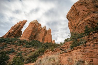 Sedona Arizona 'daki Katedral Kayası' nın alçak açılı görüntüsü..