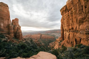 Sedona Arizona 'daki Katedral Kayası' nın tepesinden gün batımında parlak bulutlarla birlikte görüntü.