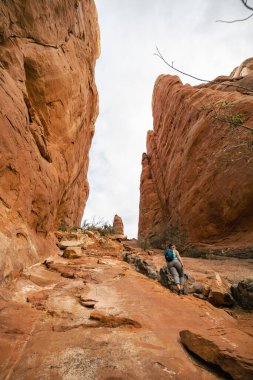 Sedona Arizona 'da Katedral Kaya Zirvesi' ne altın saatte tırmanan bir kadın..