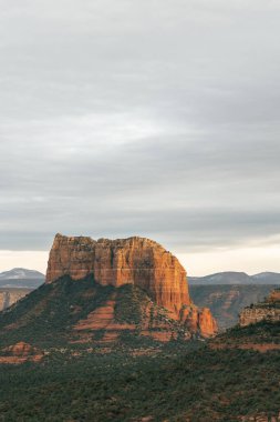 Capital Butte Rock, gün batımında Sedona 'daki Katedral Rock' ta görüldüğü gibi parladı..