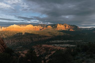 Ocak ayında Sedona Arizona 'daki doğu dağında güneş batıyor..