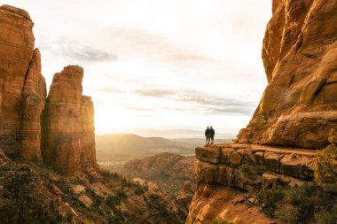 Genç çift Sedona 'daki Katedral Kayası' nın tepesinde şaşkın şaşkın duruyor..