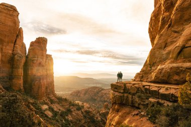 Genç çift Sedona 'daki Katedral Kayası' nın tepesinde yatay fotoğraf için poz veriyor..