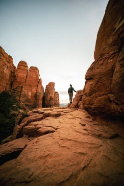 Sedona AZ 'de alacakaranlıkta Katedral Rock' taki dikey kadın bakış açısı