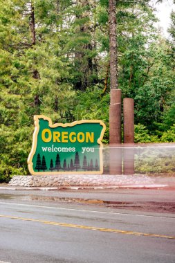 Oregon 'un uzun pozlu görüntüsü, ABD-199' a araba yakınlaşması olarak hoş geldiniz diyor..