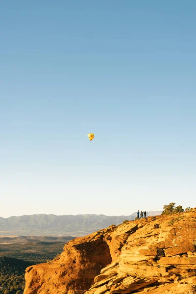 Drie Mensen Observeren Hete Lucht Ballon Lucht Sedona Arizona — Stockfoto