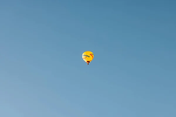 Horizontale Lage Hoek Uitzicht Gele Hete Lucht Ballon Sedona Arizona — Stockfoto