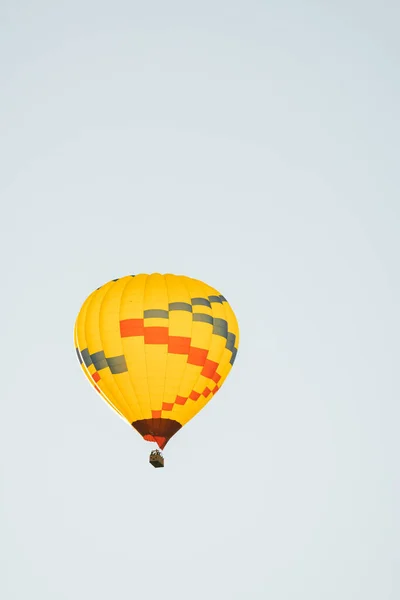 Alacsony Szög Kilátás Sárga Hőlégballon Sedona Arizona Elszigetelt Ellen Világoskék — Stock Fotó