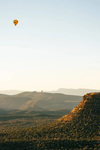 Sıcak Hava Balonu Sabahın Erken Saatlerinde Sedona Arizona Uçuyor — Stok fotoğraf