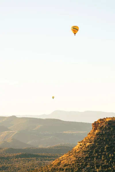 Twee Heteluchtballonnen Hoog Laag Vliegen Vroeg Ochtend Sedona Arizona — Stockfoto