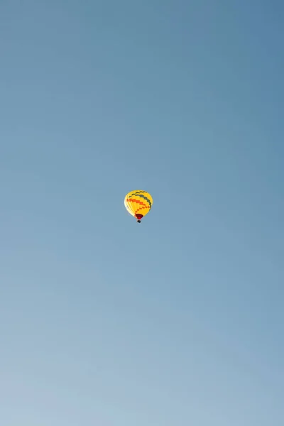 Low Angle View Van Gele Heteluchtballon Sedona Arizona Geïsoleerd Tegen — Stockfoto