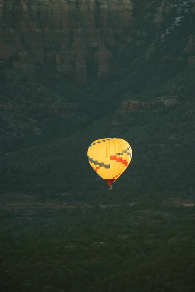 Sarı Sıcak Hava Balonunun Dikey Görüntüsü Alevleri Serbest Bırakıyor Karanlık — Stok fotoğraf