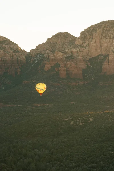 Sarı Sıcak Hava Balonunun Dikey Görüntüsü Sabahın Erken Saatlerinde Yükseklik — Stok fotoğraf