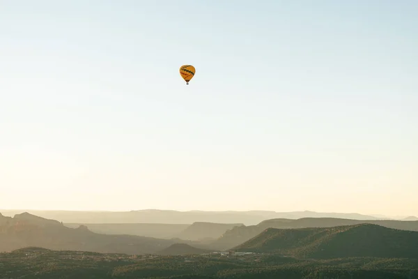 Poziomy Obraz Szerokiego Ujęcia Balonu Gorące Powietrze Odizolowanego Białego Nieba — Zdjęcie stockowe