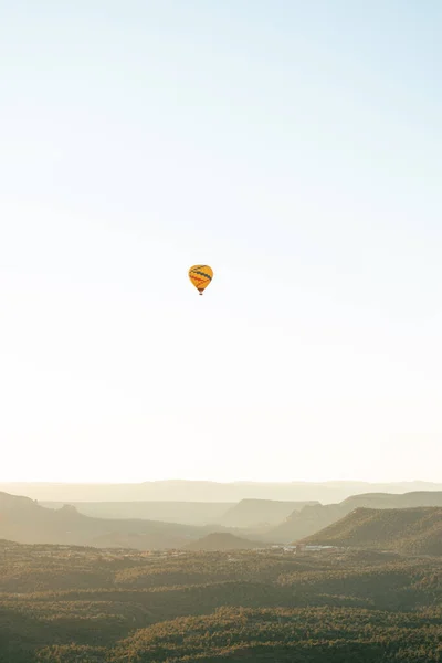 Sıcak Hava Balonunun Dikey Görüntüsü Sabahın Erken Saatlerinde Beyaz Gökyüzü — Stok fotoğraf