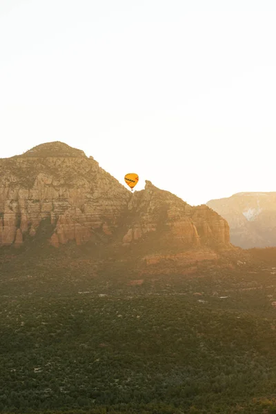 Warme Lucht Ballon Stijgt Boven Rode Rots Berg Tijdens Een — Stockfoto